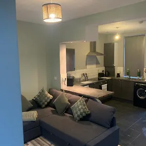  Apartment 2 Bedroom Cheerful House Close To Center