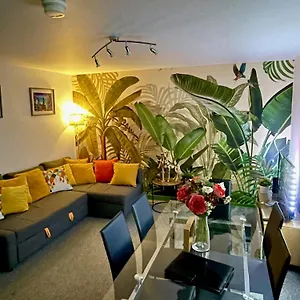  Apartment Malone Crescent - 2br, 2b In Centre